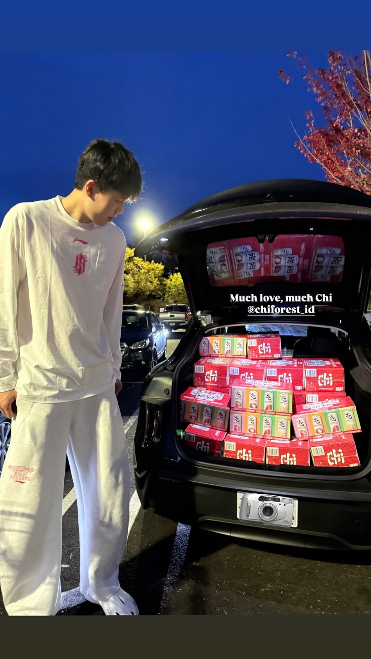 疑似广子~杨瀚森社媒晒照：吃饭睡觉打PS5...以及喝饮料